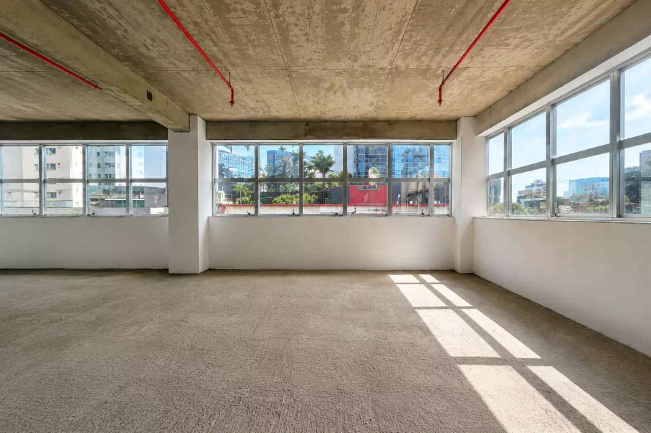 Sala Comercial para Alugar na Savassi com banheiro privativo, estacionamento rotativo e infraestrutura completa no Edifício Strauss, em BH.