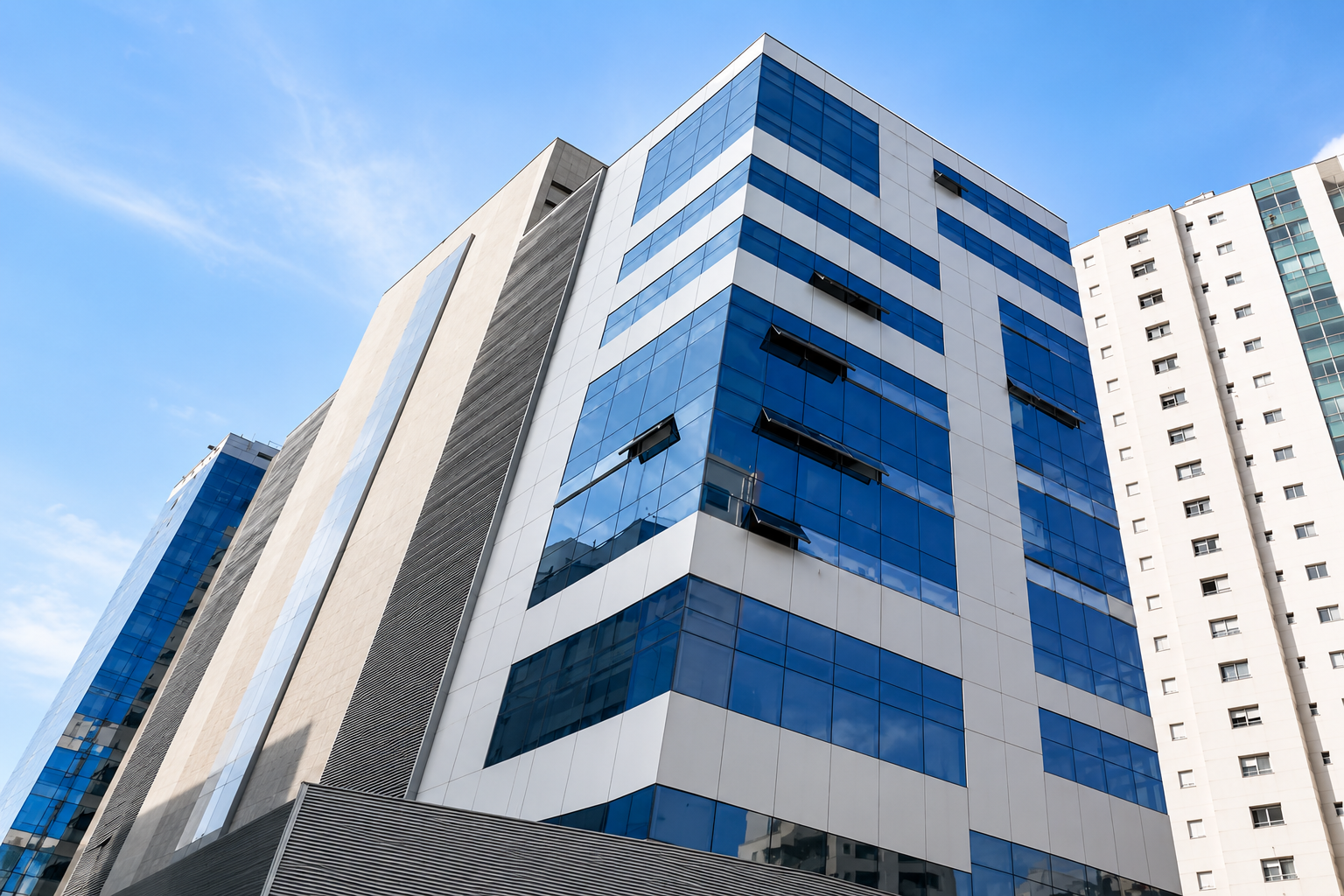 Sala Comercial para Alugar na Savassi com banheiro privativo, estacionamento rotativo e infraestrutura completa no Edifício Strauss, em BH.