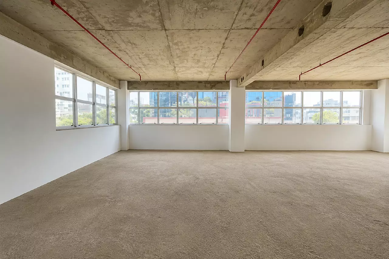 Sala Comercial para Alugar na Savassi com banheiro privativo, estacionamento rotativo e infraestrutura completa no Edifício Strauss, em BH.