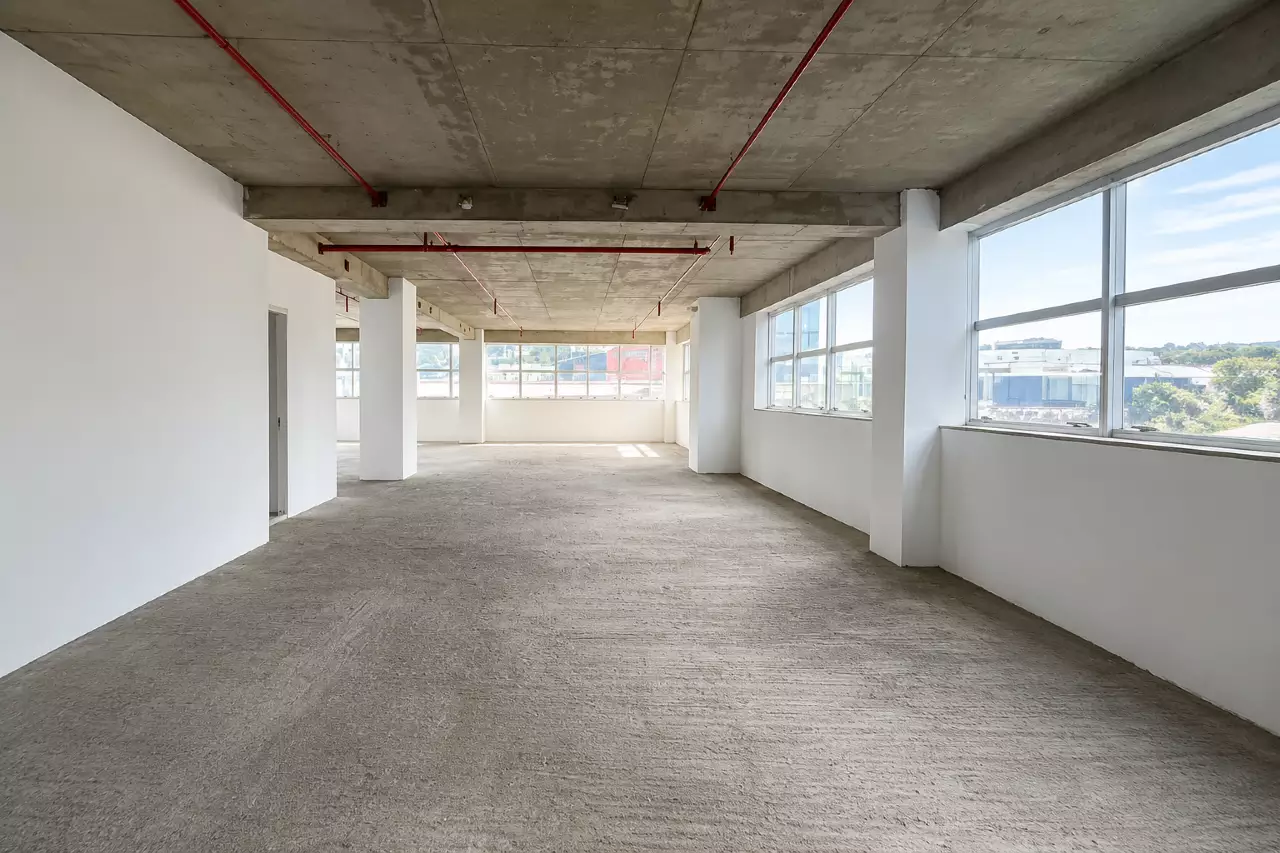 Sala Comercial para Alugar na Savassi com banheiro privativo, estacionamento rotativo e infraestrutura completa no Edifício Strauss, em BH.