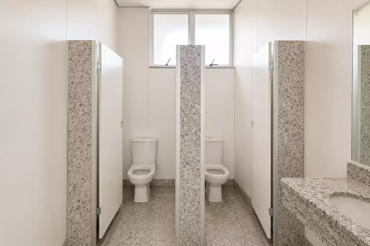 Sala Comercial para Alugar na Savassi com banheiro privativo, estacionamento rotativo e infraestrutura completa no Edifício Strauss, em BH.