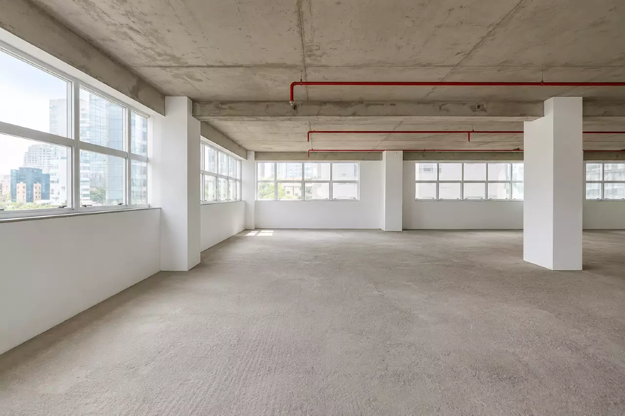 Sala Comercial para Alugar na Savassi com banheiro privativo, estacionamento rotativo e infraestrutura completa no Edifício Strauss, em BH.