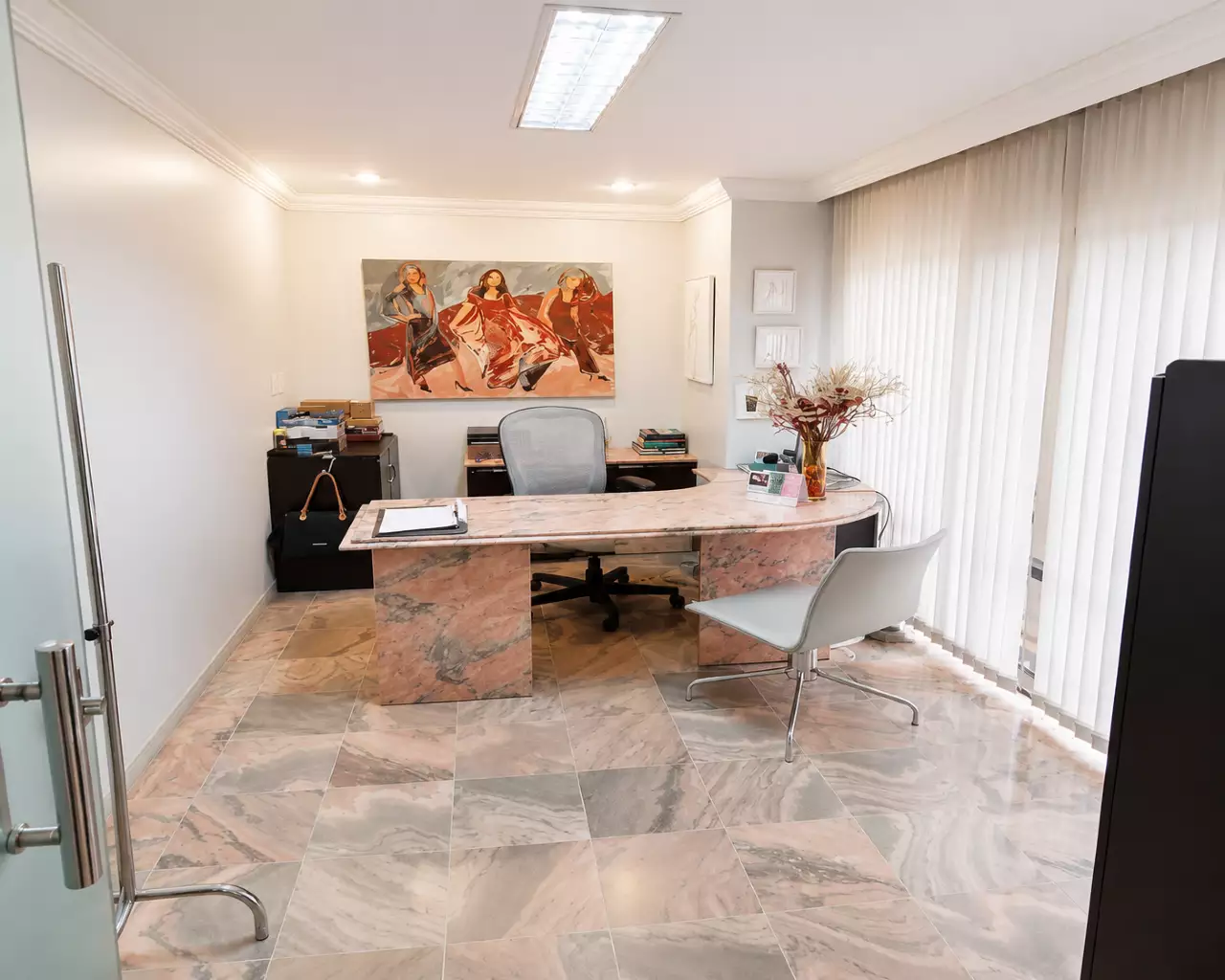 Sala Comercial à venda no Centro com 120 m², piso em mármore, armários planejados, vaga de garagem e localização privilegiada no Edifício Mirafiori.