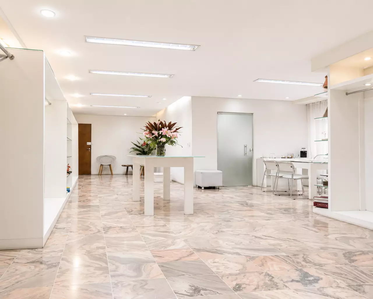 Sala Comercial à venda no Centro com 120 m², piso em mármore, armários planejados, vaga de garagem e localização privilegiada no Edifício Mirafiori.