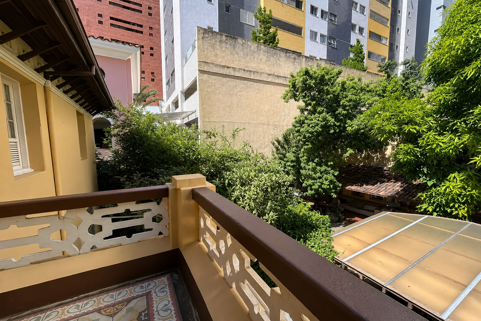 Casa comercial para alugar no Funcionários com 330 m², 6 salas, área externa, garagem e excelente localização em Belo Horizonte.