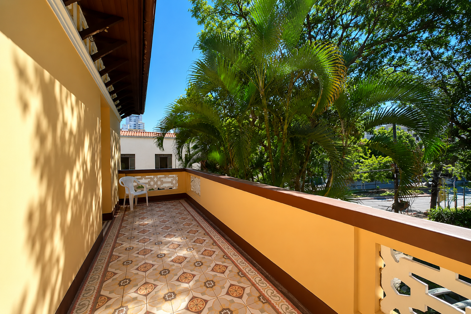 Casa comercial para alugar no Funcionários com 330 m², 6 salas, área externa, garagem e excelente localização em Belo Horizonte.