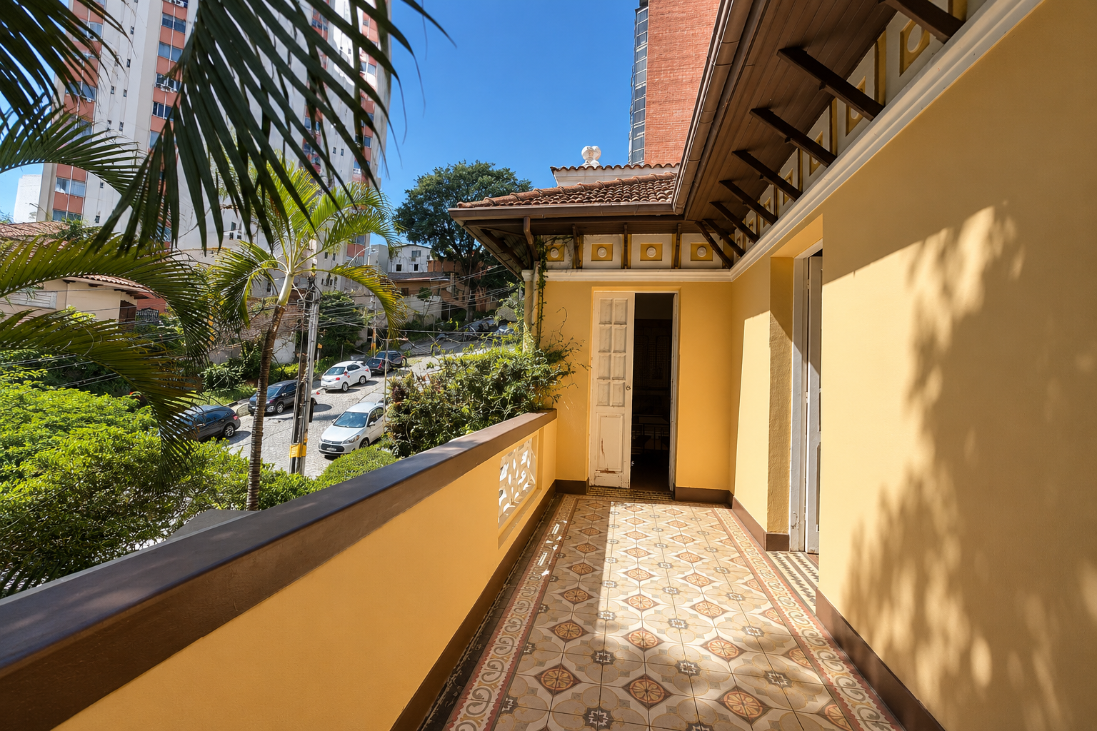 Casa comercial para alugar no Funcionários com 330 m², 6 salas, área externa, garagem e excelente localização em Belo Horizonte.