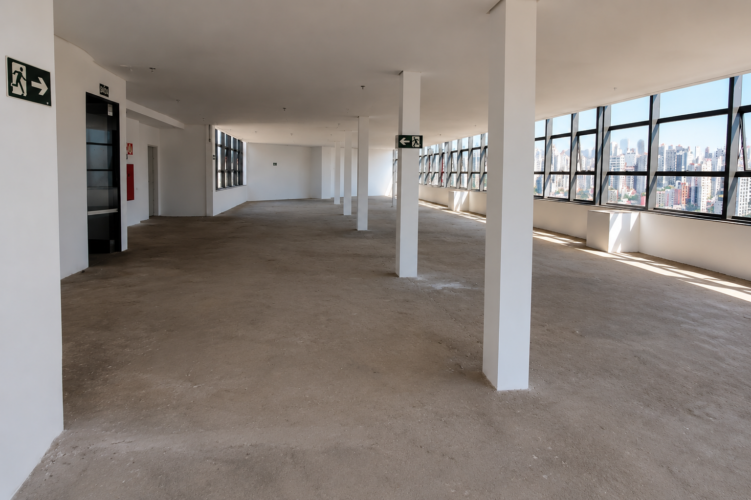 Andar Comercial à Venda no Lourdes com 326 m², 7 vagas de garagem, pé-direito duplo e localização privilegiada em BH.