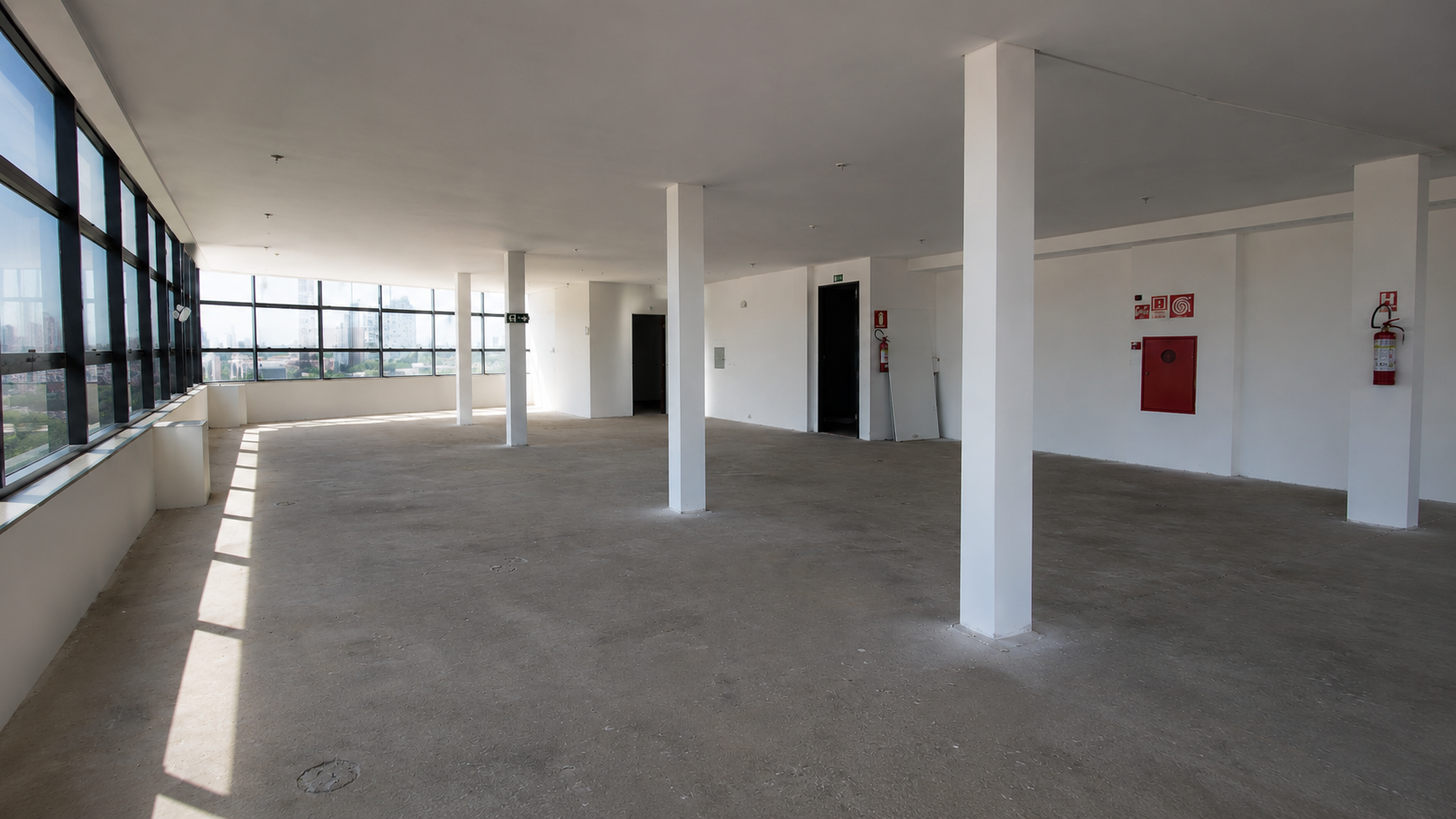 Andar Comercial à Venda no Lourdes com 326 m², 7 vagas de garagem, pé-direito duplo e localização privilegiada em BH.
