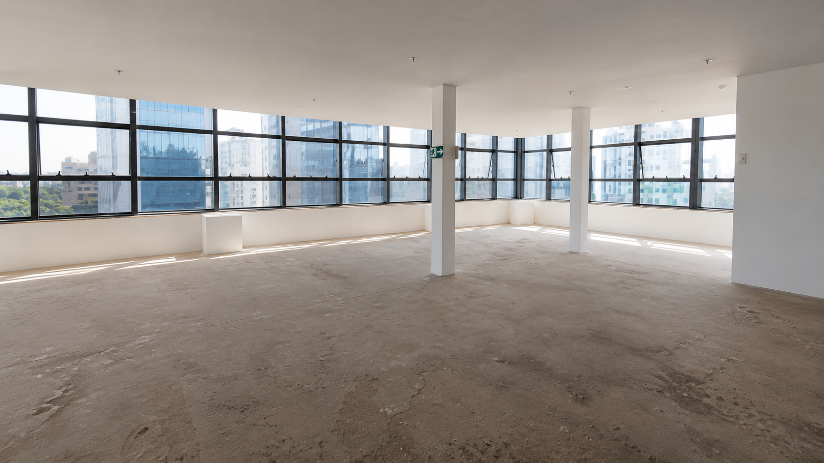 Andar Comercial à Venda no Lourdes com 326 m², 7 vagas de garagem, pé-direito duplo e localização privilegiada em BH.