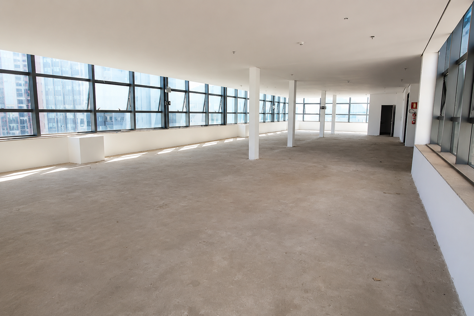 Andar Comercial à Venda no Lourdes com 326 m², 7 vagas de garagem, pé-direito duplo e localização privilegiada em BH.