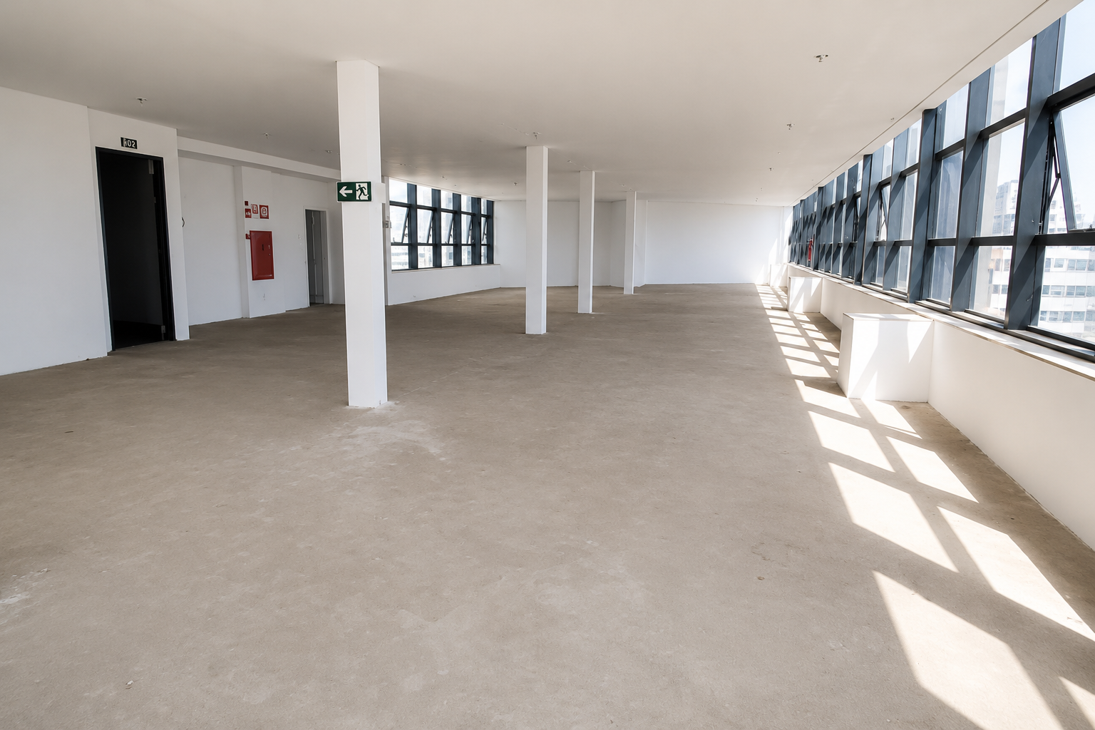 Andar Comercial à Venda no Lourdes com 326 m², 7 vagas de garagem, pé-direito duplo e localização privilegiada em BH.