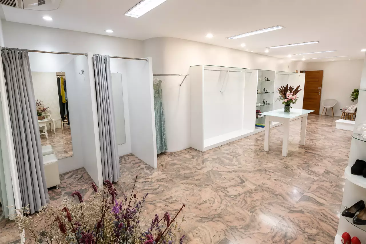 Sala Comercial à venda no Centro com 120 m², piso em mármore, armários planejados, vaga de garagem e localização privilegiada no Edifício Mirafiori.