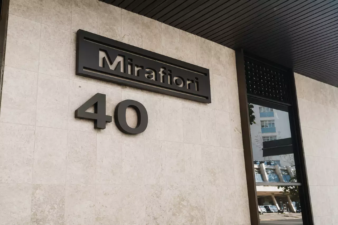 Sala Comercial à venda no Centro com 120 m², piso em mármore, armários planejados, vaga de garagem e localização privilegiada no Edifício Mirafiori.