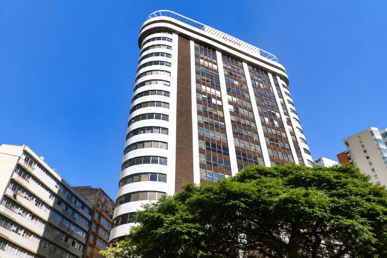 Sala Comercial à venda no Centro com 120 m², piso em mármore, armários planejados, vaga de garagem e localização privilegiada no Edifício Mirafiori.