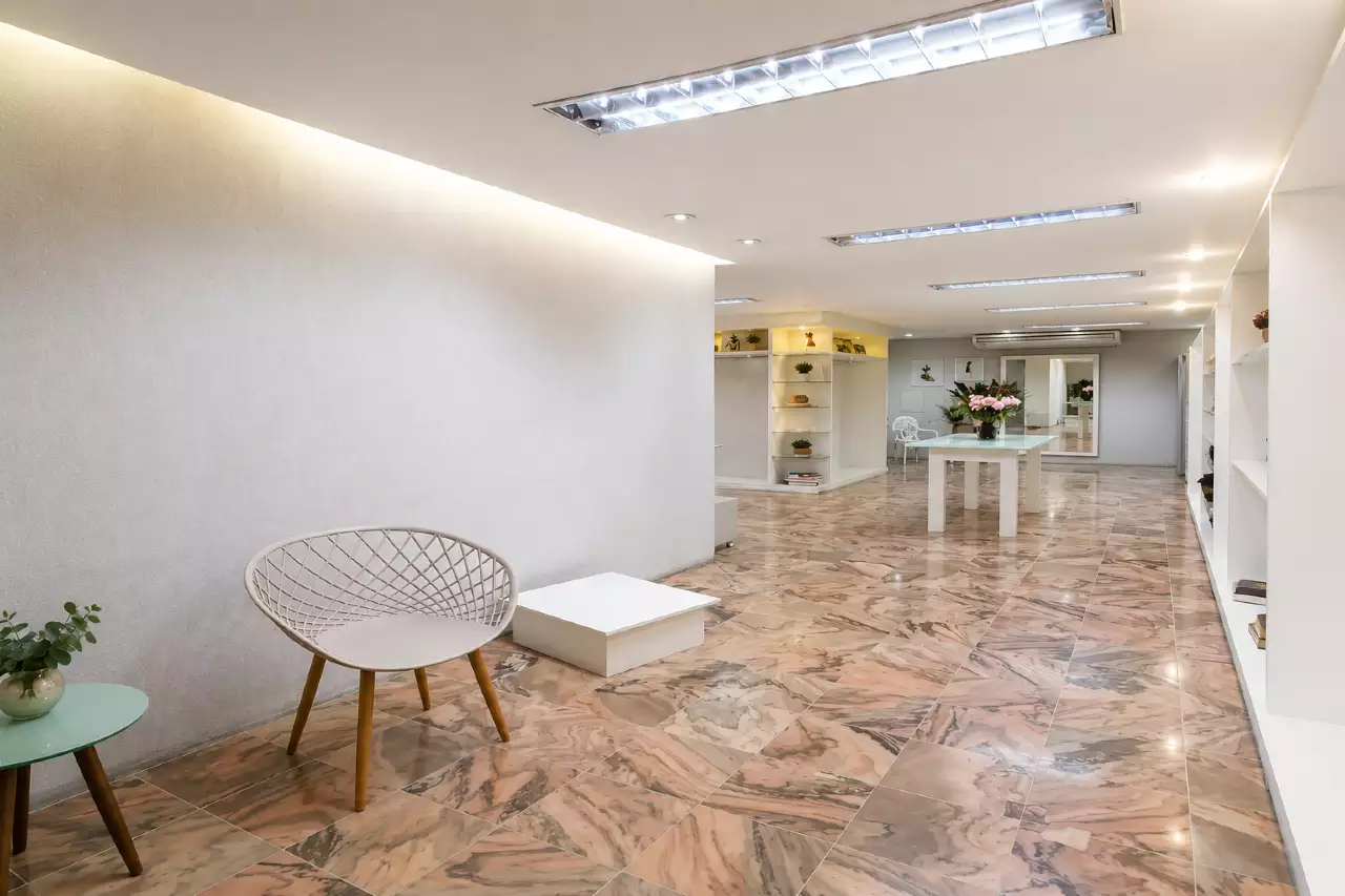 Sala Comercial à venda no Centro com 120 m², piso em mármore, armários planejados, vaga de garagem e localização privilegiada no Edifício Mirafiori.