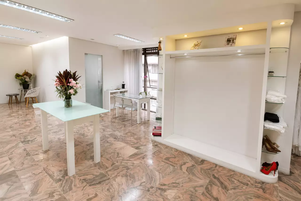 Sala Comercial à venda no Centro com 120 m², piso em mármore, armários planejados, vaga de garagem e localização privilegiada no Edifício Mirafiori.