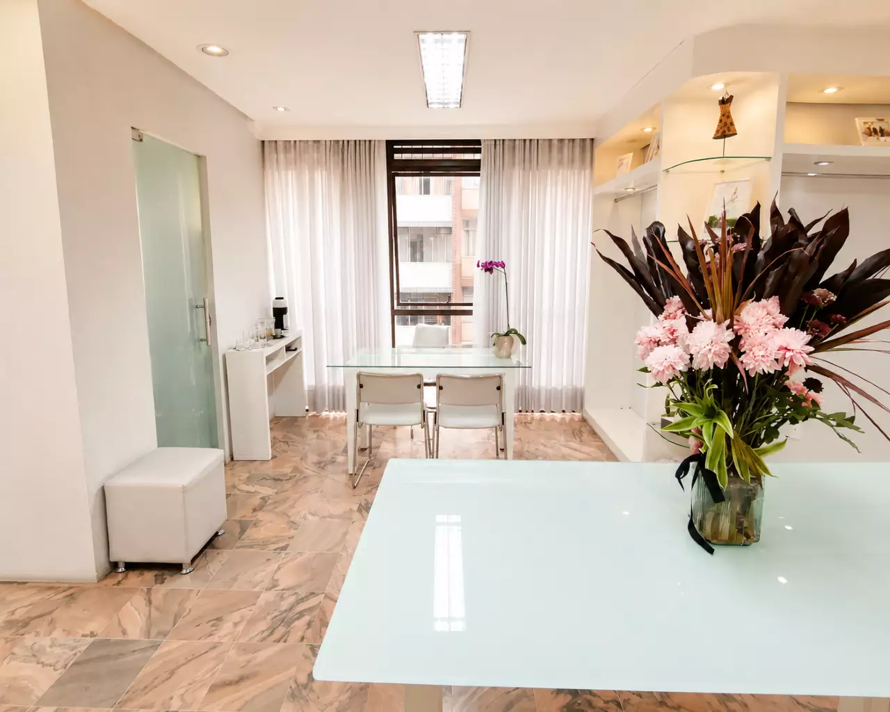 Sala Comercial à venda no Centro com 120 m², piso em mármore, armários planejados, vaga de garagem e localização privilegiada no Edifício Mirafiori.