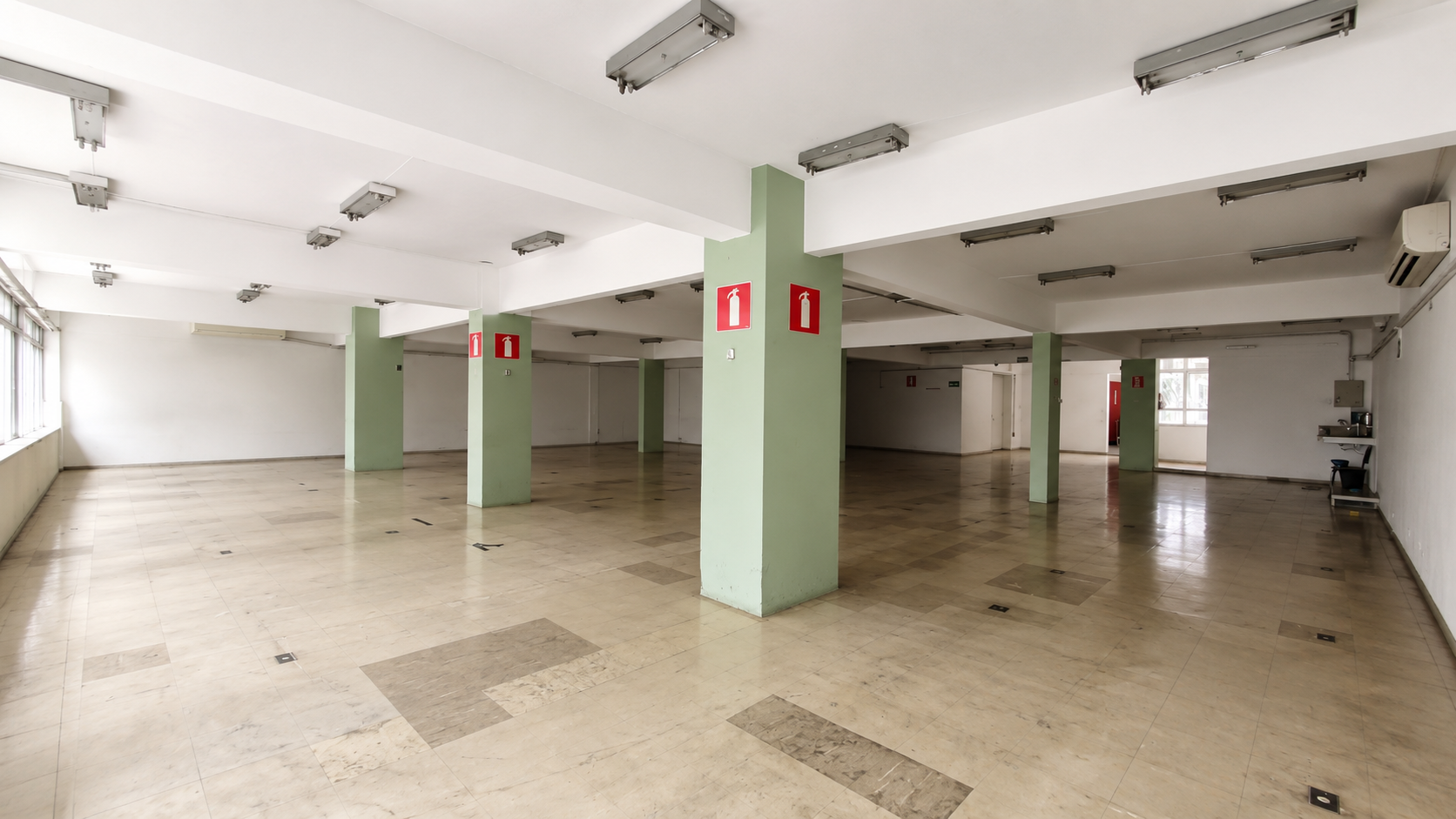 Prédio comercial à venda no Bairro Floresta, em Belo Horizonte. Excelente localização, amplos pavimentos, elevador, estacionamento.