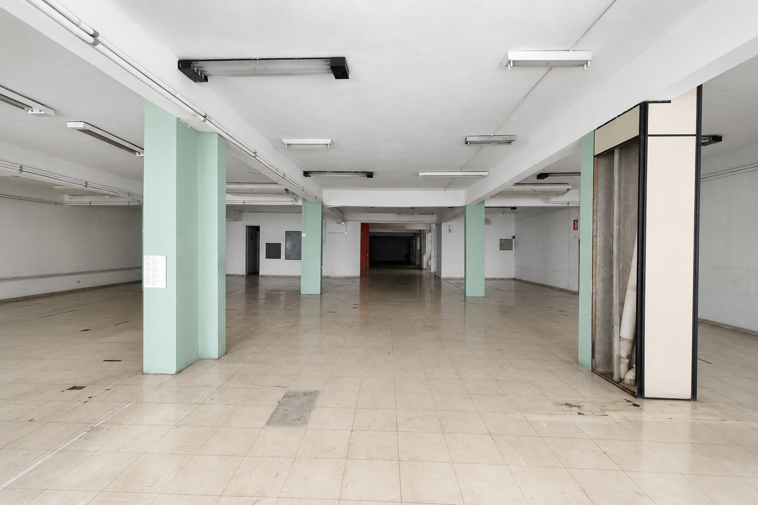 Prédio comercial à venda no Bairro Floresta, em Belo Horizonte. Excelente localização, amplos pavimentos, elevador, estacionamento.