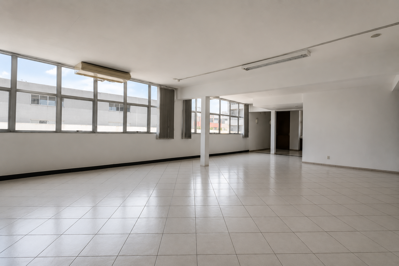 Prédio comercial à venda no Bairro Floresta, em Belo Horizonte. Excelente localização, amplos pavimentos, elevador, estacionamento.
