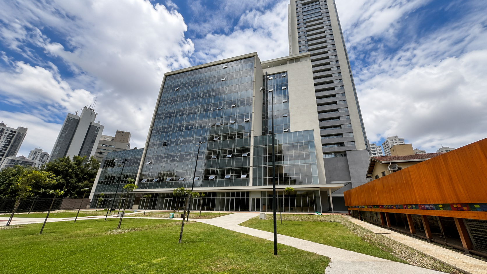 Andar comercial para alugar no Funcionários, um dos bairros mais valorizados de Belo Horizonte. Excelente localização para sua empresa.