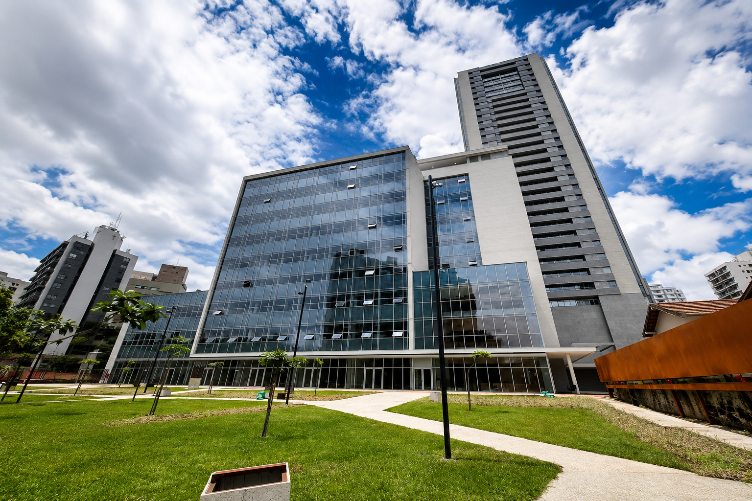 Andares comerciais à venda no Funcionários, em Belo Horizonte. Infraestrutura moderna, 11 vagas por andar, segurança, localização estratégica.