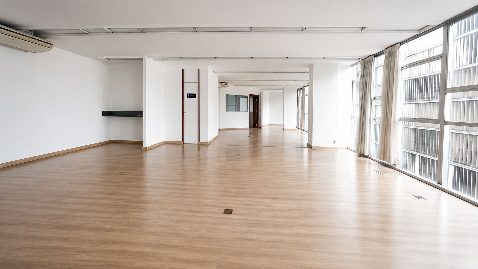 Andares comerciais para alugar no Centro de Belo Horizonte. Localização estratégica, infraestrutura corporativa completa e fácil acesso às principais regiões da cidade.