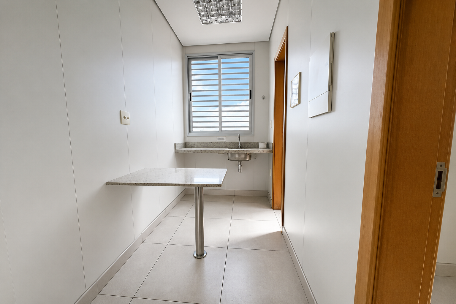 Sala para alugar no Santa Lúcia de 105 m² no Edifício Hidra, em localização privilegiada próximo à Praça das Constelações.