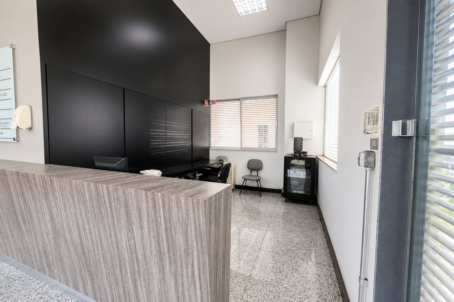 Sala para alugar no Santa Lúcia de 105 m² no Edifício Hidra, em localização privilegiada próximo à Praça das Constelações.