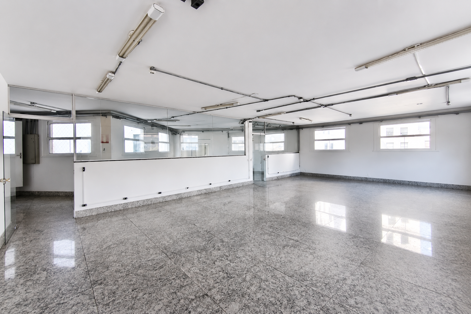 Andar corrido para alugar no Centro com área de 1.000m², em uma das melhores localizações do Bairro, próximo ao Parque Municipal.