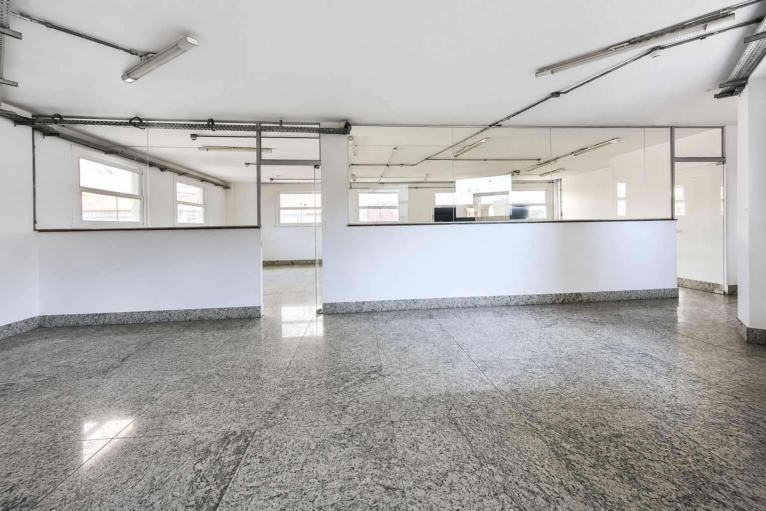 Andar corrido para alugar no Centro com área de 1.000m², em uma das melhores localizações do Bairro, próximo ao Parque Municipal.