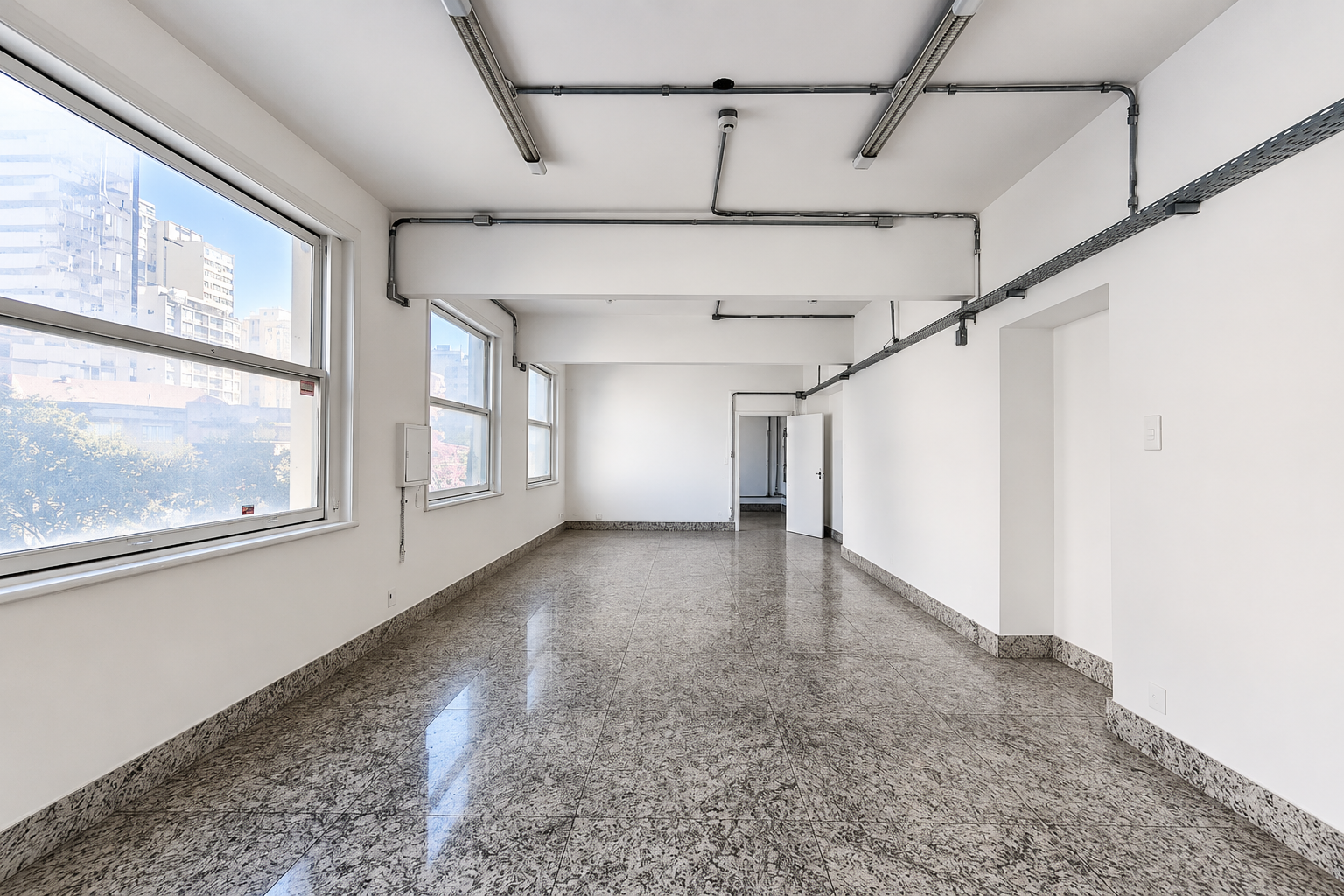 Andar corrido para alugar no Centro com área de 1.000m², em uma das melhores localizações do Bairro, próximo ao Parque Municipal.
