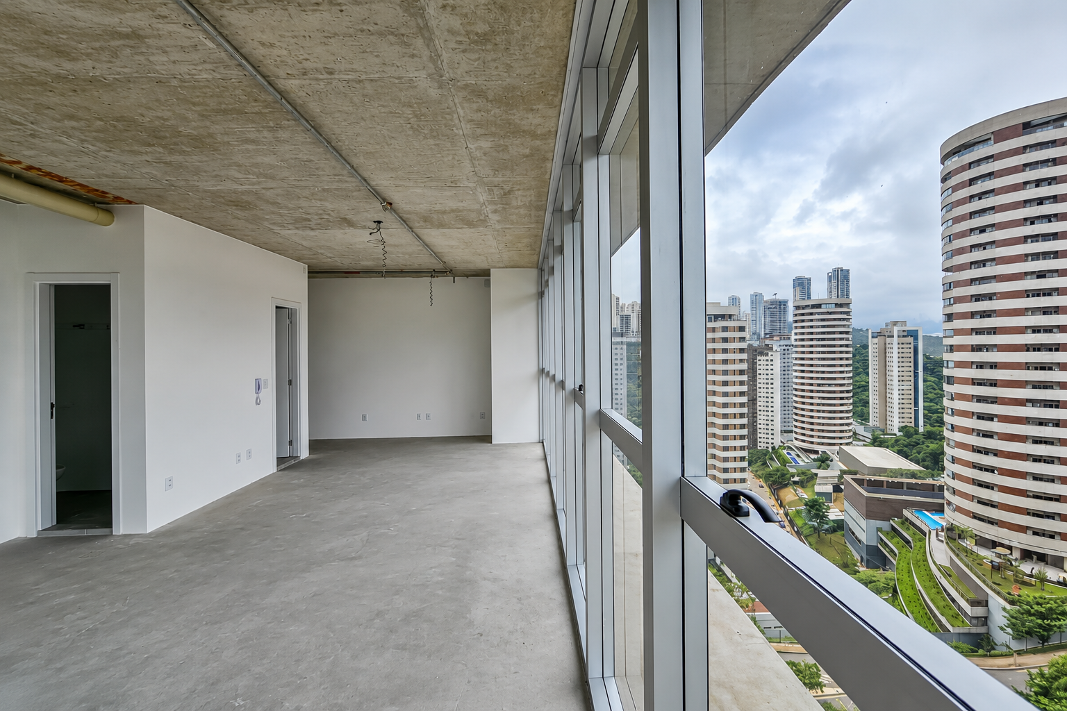Sala comercial para alugarc de 60 m², localizada no Edifício Conartes Tower, em Nova Lima/MG, nas proximidades do Shopping Serena Mall.