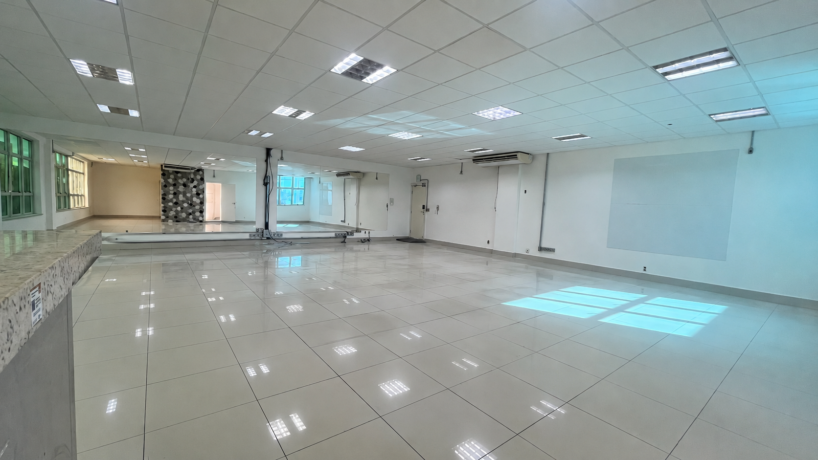 Andar comercial para alugar no Estoril com amplo espaço, piso em porcelanato, ótima iluminação e localização estratégica para empresas.