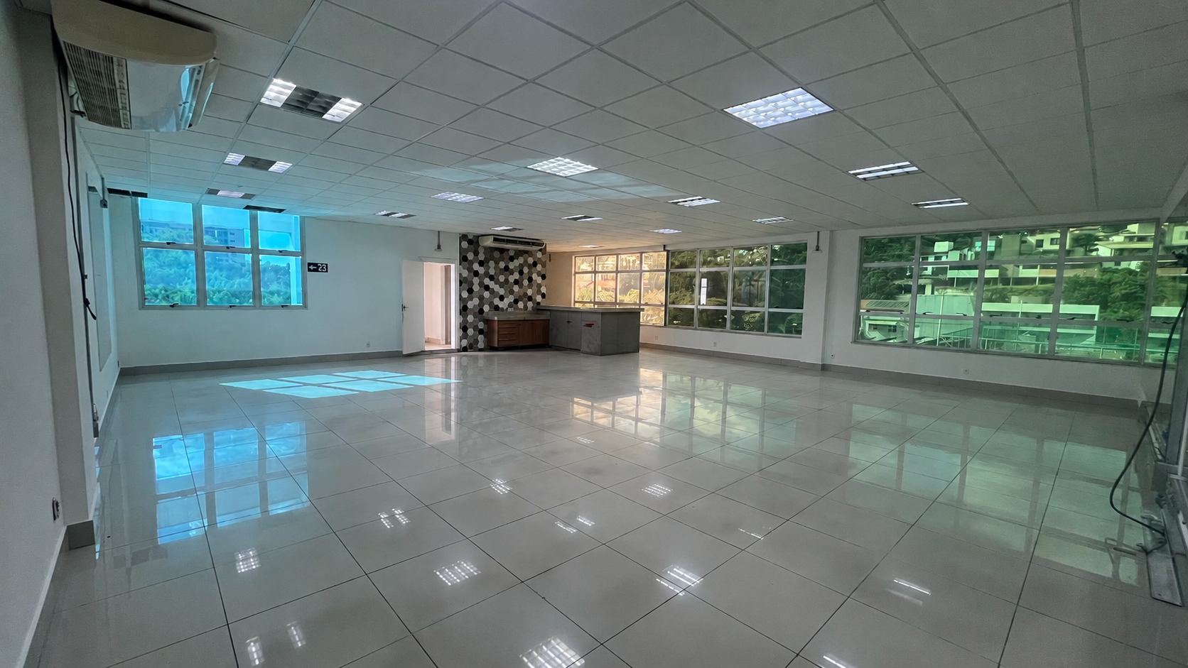 Andar comercial para alugar no Estoril com amplo espaço, piso em porcelanato, ótima iluminação e localização estratégica para empresas.