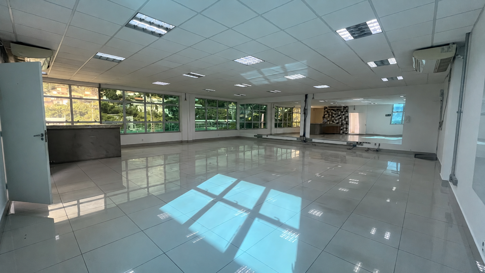 Andar comercial para alugar no Estoril com amplo espaço, piso em porcelanato, ótima iluminação e localização estratégica para empresas.
