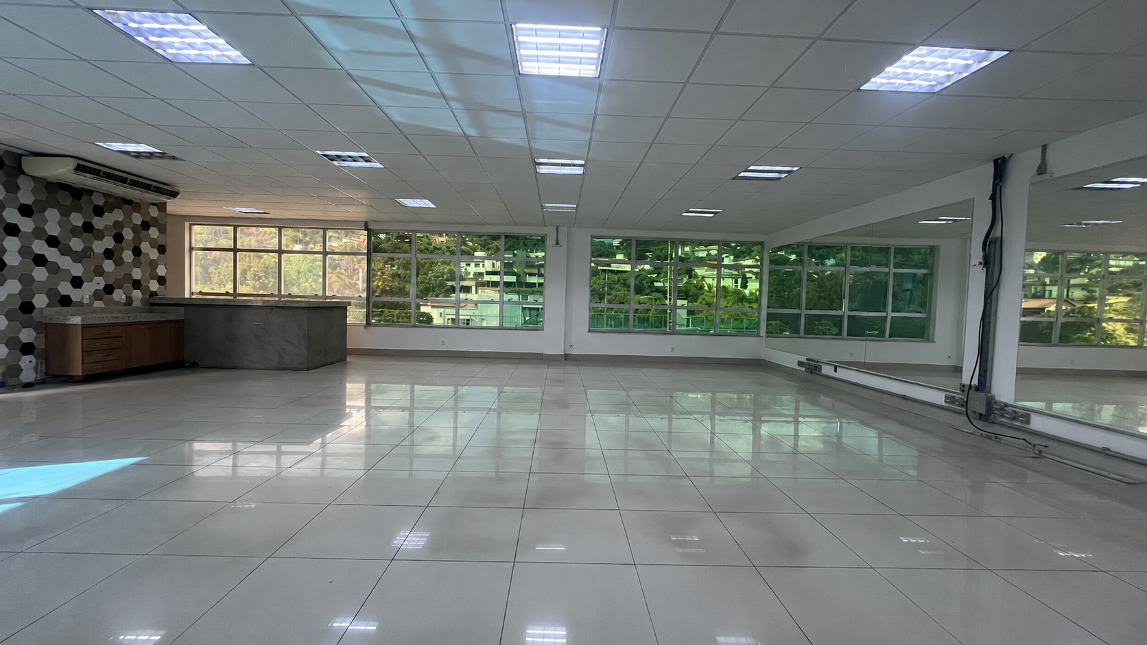 Andar comercial para alugar no Estoril com amplo espaço, piso em porcelanato, ótima iluminação e localização estratégica para empresas.
