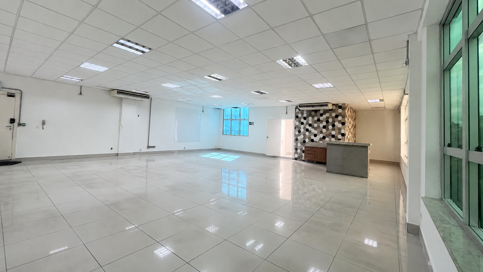 Andar comercial para alugar no Estoril com amplo espaço, piso em porcelanato, ótima iluminação e localização estratégica para empresas.