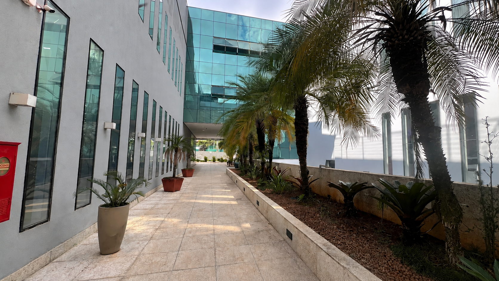 Andar comercial para alugar no Estoril com amplo espaço, piso em porcelanato, ótima iluminação e localização estratégica para empresas.
