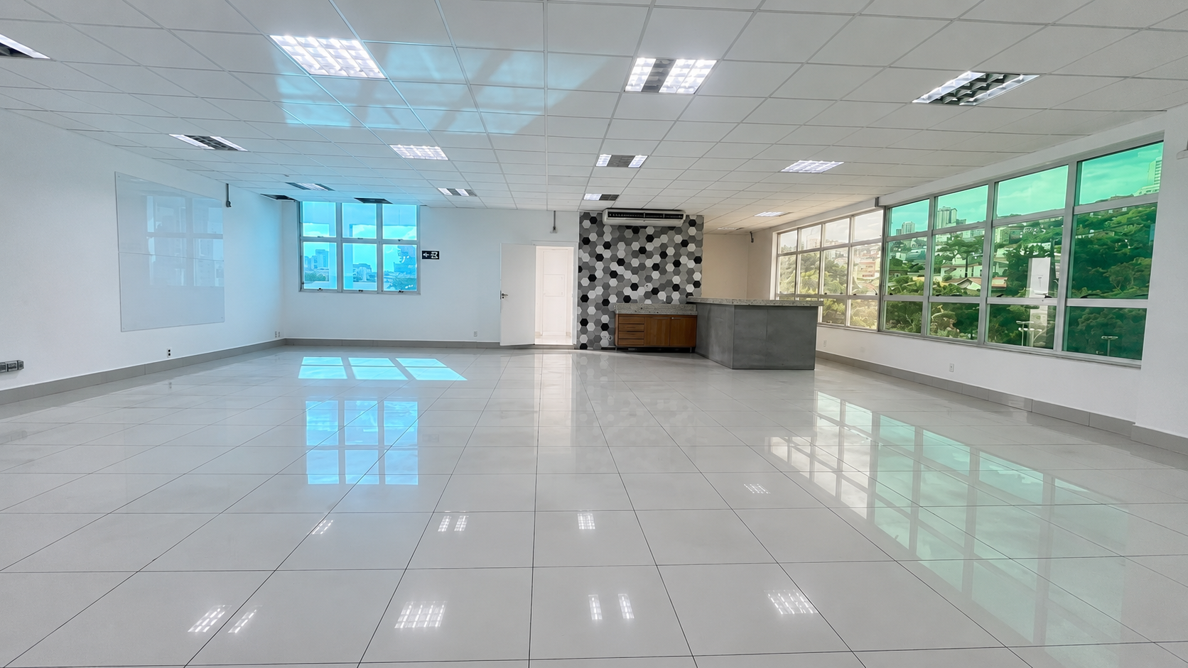Andar comercial para alugar no Estoril com amplo espaço, piso em porcelanato, ótima iluminação e localização estratégica para empresas.