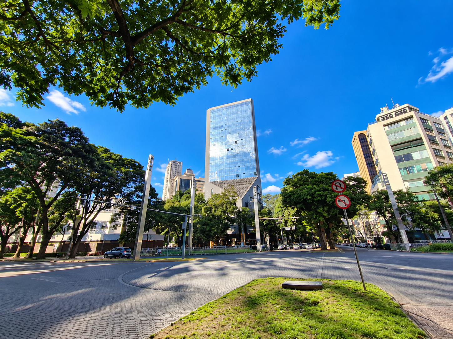 Deixe a foto no formato deitada para eu usa-la em um anúncio do imoveiw e melhore LEVEMENTE a qualidade e criando uma nova imagem